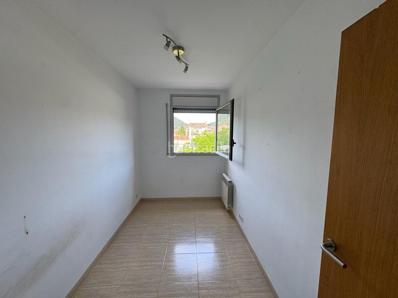 Foto dce8b1cc-fb29-43fa-bd3f-1689770da4f9. Pis amb calefacció aparcament a Olot