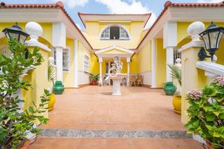 Haus en Pinos de Alhaurn. Espectacular villa enclavada en la altura de la montaa, donde p