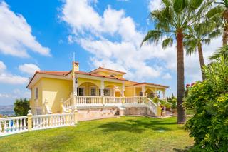 Chalet à Jardines de Alhaurín-Huerta Alta-Fuensanguínea. Impresionante villa pinos de alhaurín