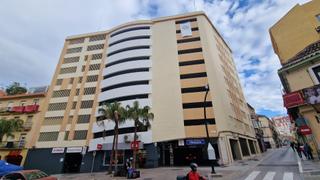 Aparcament cotxe a La Merced. Plaza de parking en calle carreteria