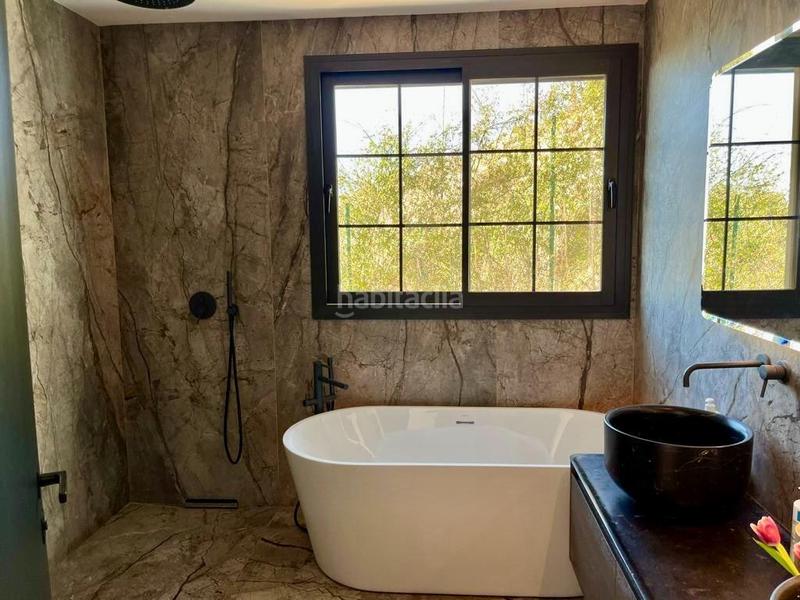 Foto 78ffb7da-ee87-4e66-9174-b2e08cd29c69. Chalet vendemos una elegante y moderna villa con impresionantes vistas al mar en Mijas