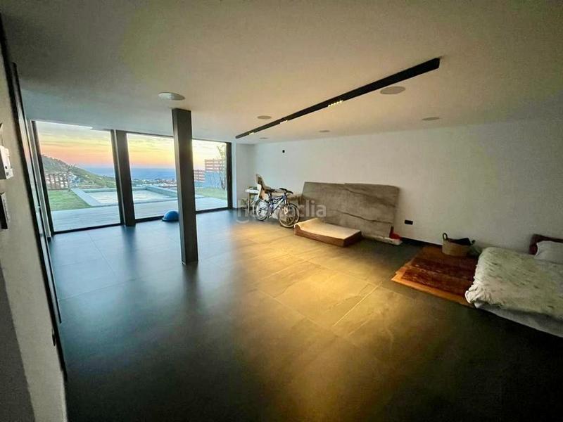 Foto bd04d3a5-35f7-490c-b577-034e709274de. Chalet vendemos una elegante y moderna villa con impresionantes vistas al mar en Mijas