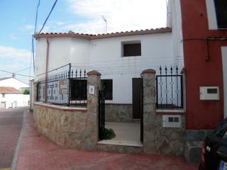 Casa a Avenida dieciocho de julio 6. Vivienda unifamiliar de pueblo con dos plantas, patio anterior,