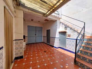 Maison jumelée à Casinos. Casa adosada con entrada y salida a dos calles