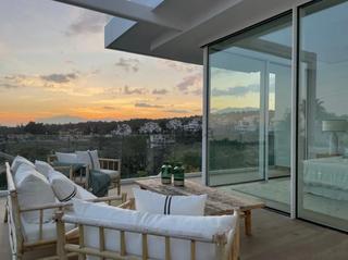 Chalet à Sierra Blanca. Espectacular villa de lujo con terraza, piscina y jardín en marb
