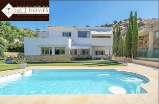 Chalet in Pinares de San Antón. Elegante villa con parcela y piscina privada cerca de la playa e