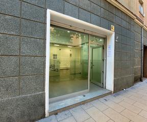 Location Local commercial  Carrer del cadí. Ideal para cualquier tipo de negocio abierto de cara al publico