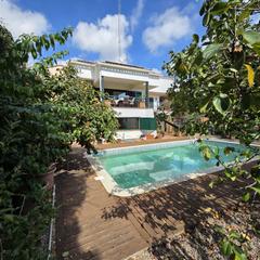 Chalet à Les Bilbenyes. Casa con jardín y piscina en el centro de sant vicenç de montalt