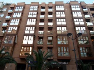 Location Parking voiture à Carrer del clariano 18. Plaza de garaje amplia con fácil acceso en facultades