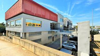 Building in Carrer d'isaac peral i caballero 52