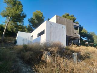 Chalet à El Bosque. Vivienda en la mejor zona de calicanto para terminar