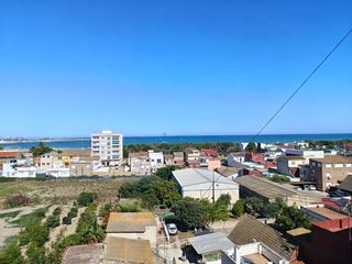 Piso  Entrada casa la raso 6. Piso con dos balcones y vistas frintales al mar