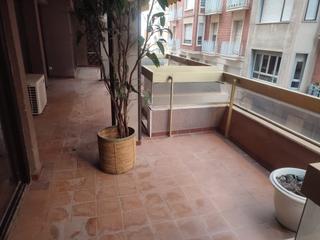 Pis  Carrer de ramon berenguer iv. Piso en el centro con grandes espacios ,terraza y garaje