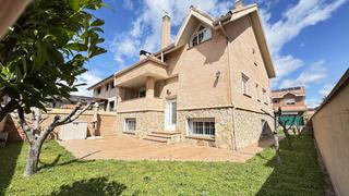 Casa aparellada a Soto del Real. Impecable  chalet pareado de lujo en el centro urbano de soto de