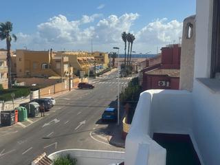 Casa adossada a Calle paralela doctor waksman 31. Casa adosada en torrevieja con jardín, solárium y vistas al mar