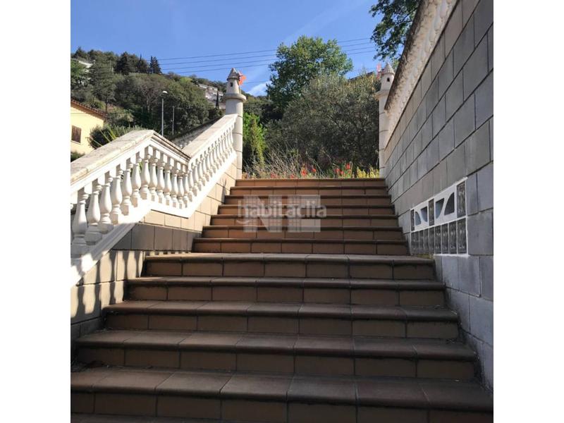 Foto a72f67fe-d12b-491d-8e59-9d6a398697c8. Casa amb piscina a Vilanova del Vallès