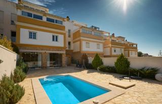 Maison jumelée à Calahonda. Casa muy soleada con piscina privada