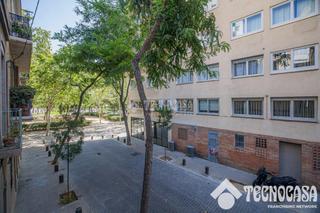 Maison jumelée à El Camp de l´Arpa del Clot. Casa en venta en barcelona