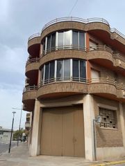 Casa in Carrer catalunya 34. Casa contonera amb dos pisos individuals.