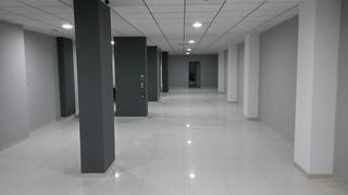 Local commercial à Norte. Local de 235 m2 ubicado en la calle principal de san vicente.dis