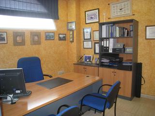 Business premise in Villafranqueza. 120 m2 útiles de local  esquinadistribuido en oficina de 32 m2,