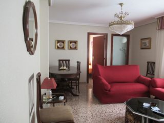 Miete Etagenwohnung in Centro. Solamente estudiantesvivienda de 85 m2 útiles, ubicada en la ter