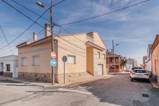 Maison jumelée à Deltebre. Casa adosada en venta en deltebre, 6 dormitorios.