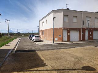 Casa adossada a Mestre moreira 1. Casa adosada en venta en ulldecona, 4 dormitorios.