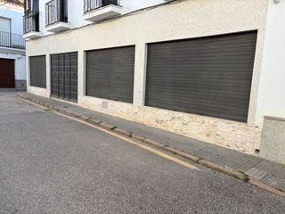 Lloguer Local Comercial a Calle san antonio 9. Local comercial céntrico, con amplios escaparates