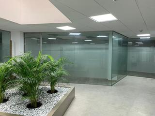 Lloguer Oficina a Avinguda enric valor 3. Ventanas a fachada principal. muy luminos.