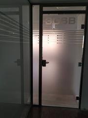 Lloguer Oficina a Avinguda enric valor 3. Muy luminosa, grandes ventanales a dos fachadas del edificio.