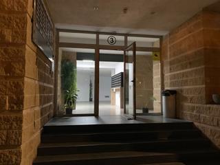 Miete Büro in Avinguda enric valor 3. Muy luminosa, grandes ventanales a dos fachadas del edificio.