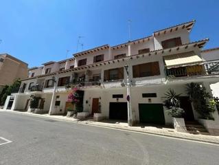 Appartamento  Calle francisco miro. Se vende adosado en chiva, valencia