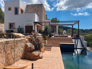 Casa a Carrer sant vicent 2. Se vende villa estilo ibicenca con vistas al mar.
