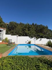 House  Rúa denosiña, oleiros, españa. Finca con vivienda y piscina en xaz  1.390 m de parcela