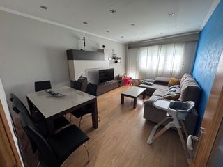 Appartement  Calle de gil osorio. Primer piso muy cerca del colegio salesianos