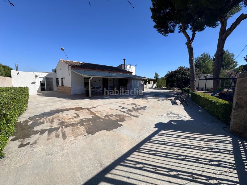 Foto 0d2c270f-46dc-4914-955d-ec6400ba66f8. Masia amb xemeneia calefacció aparcament piscina a Villena