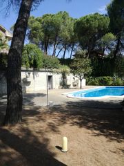 Chalet en Sant Fruitós de Bages. Chalet con 4 habitaciones amueblado con parking, piscina, calefa