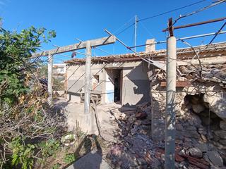 Casa a Camí del cementeri 16. Casa en ruinas