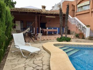 Chalet en Camino de la monja. Chalet con 4 habitaciones amueblado con parking, piscina, aire a
