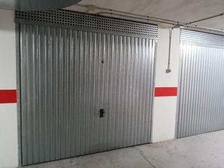 Aparcament cotxe  Carrer quintana. Garaje cerrado