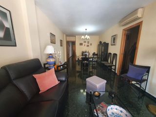 Etagenwohnung in Centro Ciudad. Piso de 105m2 para entrar a vivir. 4 habitaciones .2 baños . bue