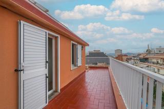 Pis a La Plana. Ático con terraza 40m