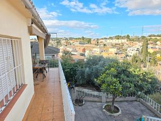 Casa a Sant Esteve Sesrovires. Lallarideal ¡descubre el hogar perfecto para dos familias en la