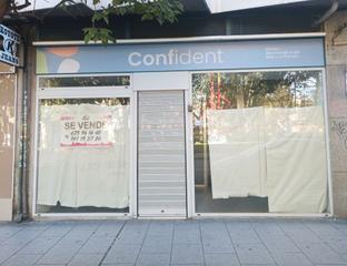 Local Comercial en Avenida de la universidad 35. Local dos plantas zona centro muy comercial