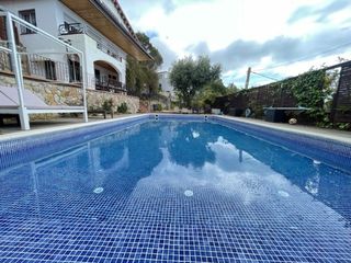 Chalet en Sant Cebrià de Vallalta. Xalet de 350 m2 amb vistes al mar i piscina.