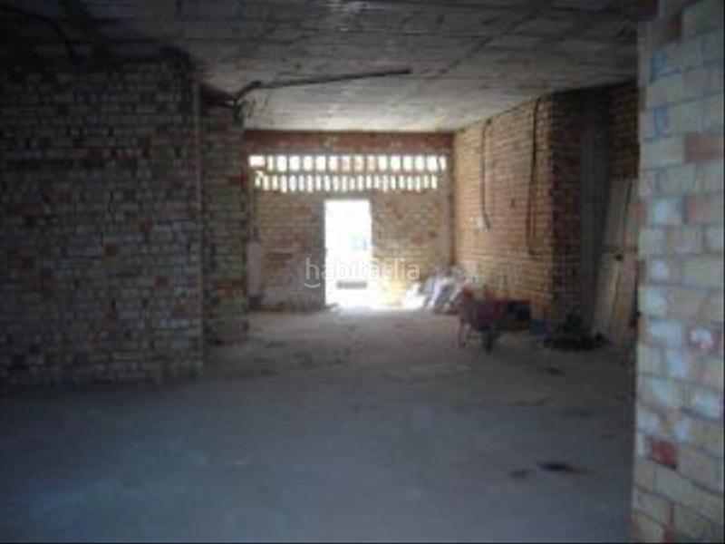 Foto 0f383c27-716f-49a8-91fe-c24fbbafd282. Alquiler local comercial se alquila en bruto, para reformar. en Tomares