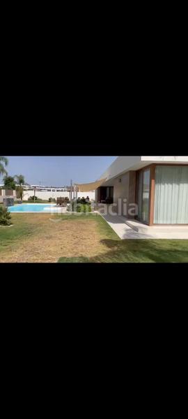 Foto d7fe877d-efb0-4778-88ef-9d080fffc5ff. Casa chalet independiente con una moderna edificación en Mairena del Aljarafe