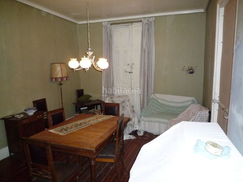 Foto c6480aa6-e906-4dfc-83a0-f0ca23edced5. Casa amb aparcament a Cacabelos