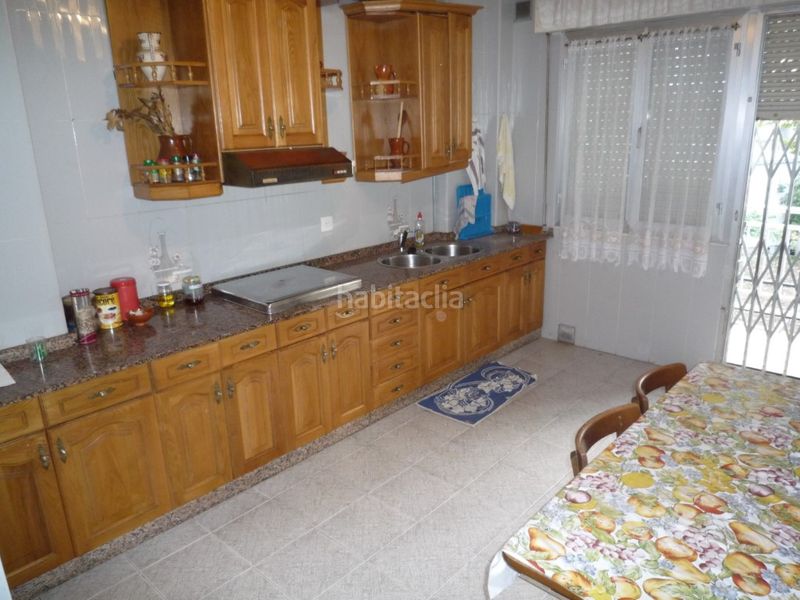 Foto e4390935-b3bb-4e5f-b510-59a843130936. Casa amb aparcament a Cacabelos